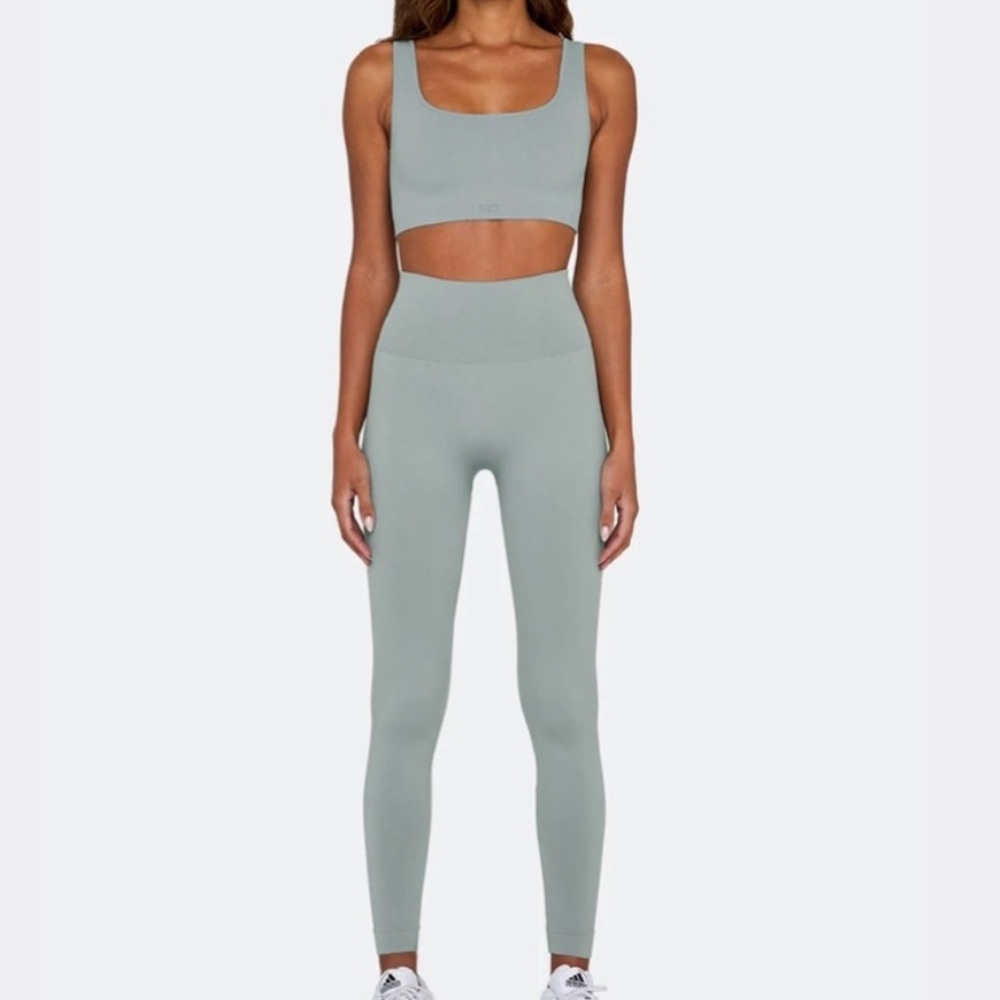 SET ACTIVE SPORTS BRA AND LEGGINGS SET